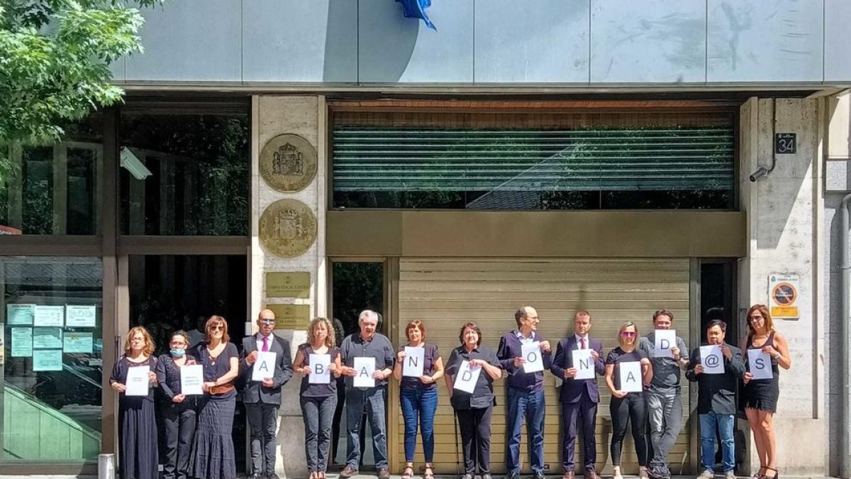 Protestants davant del consolat espanyol