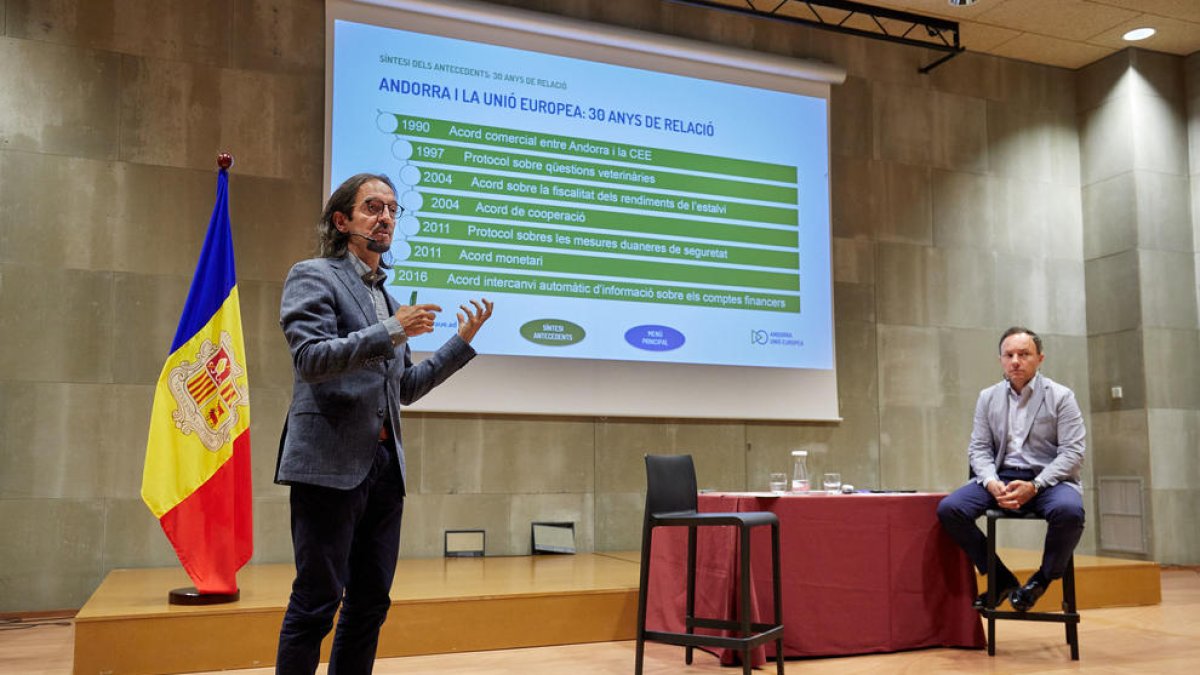 Landry Riba i Xavier Espot durant la trobada amb els joves