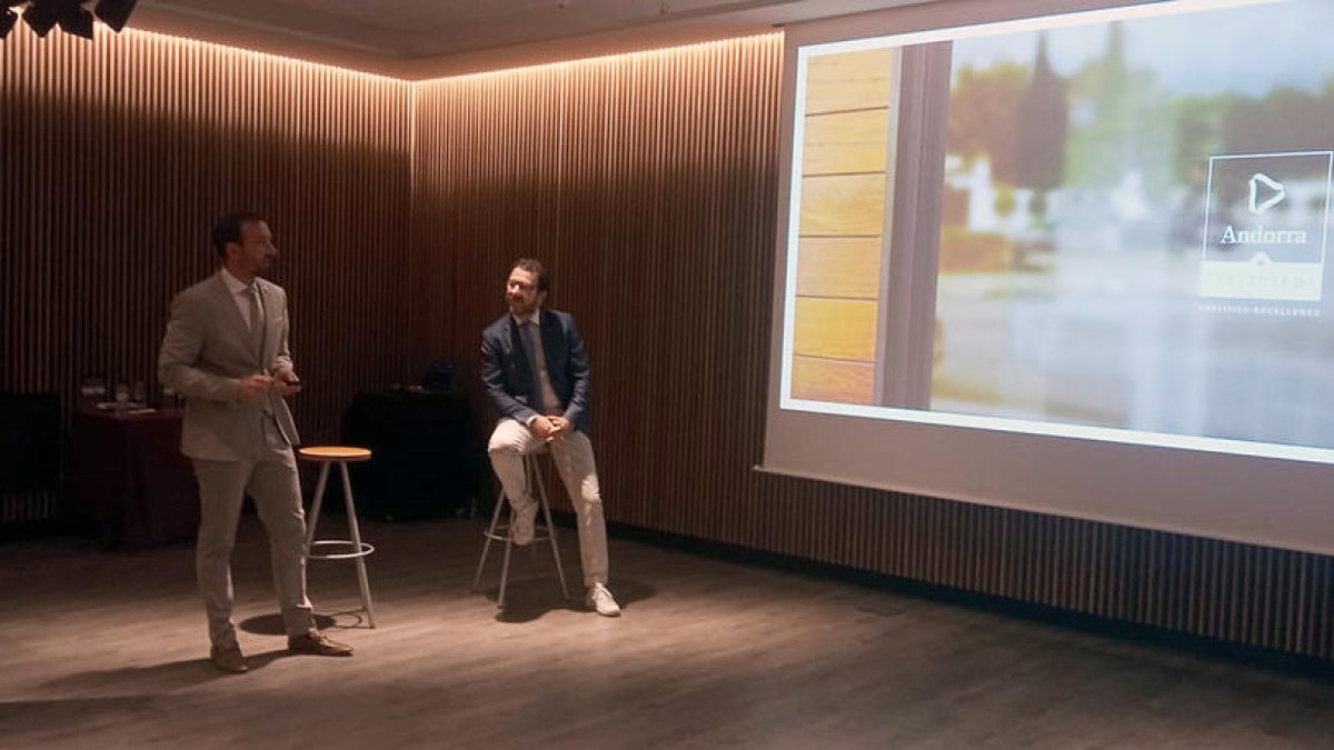 El ministre Jordi Torres i el gerent d'Andorra Turisme, Betim Budzaku, en l'acte.
