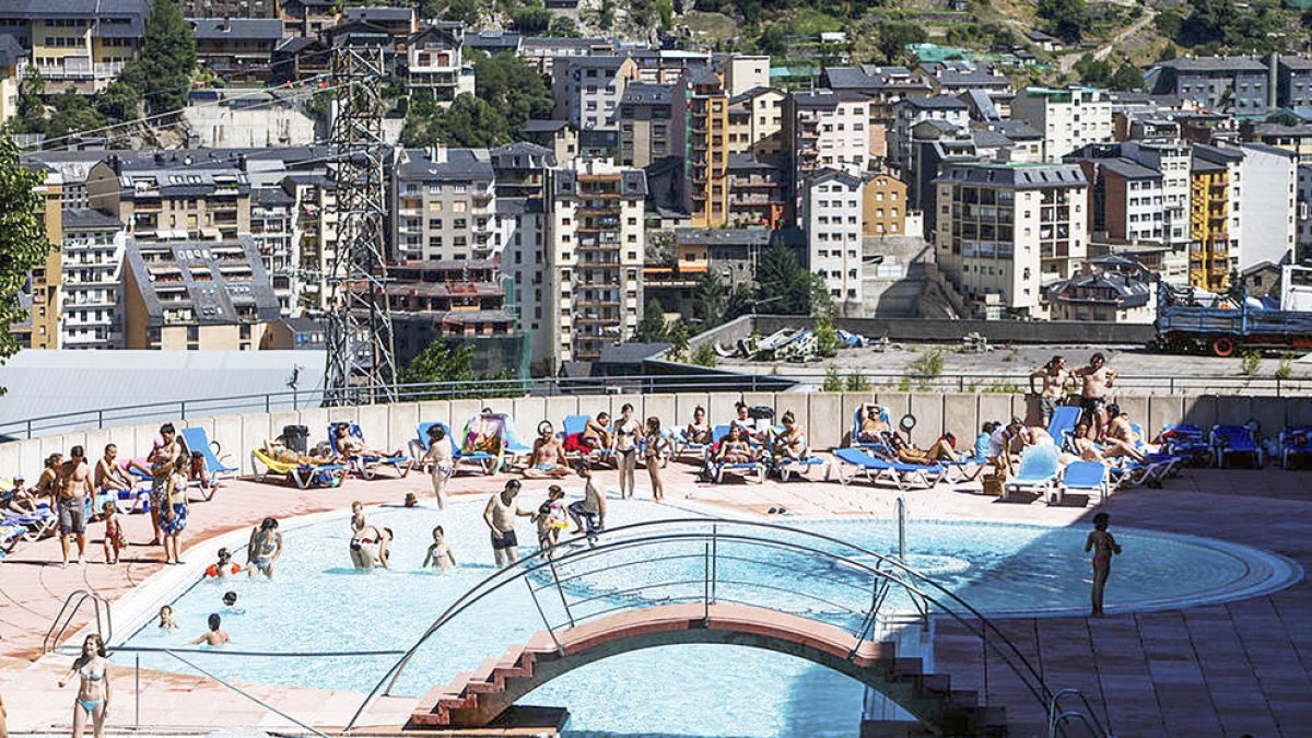 La piscina exterior dels Serradells abans de l'incendi.