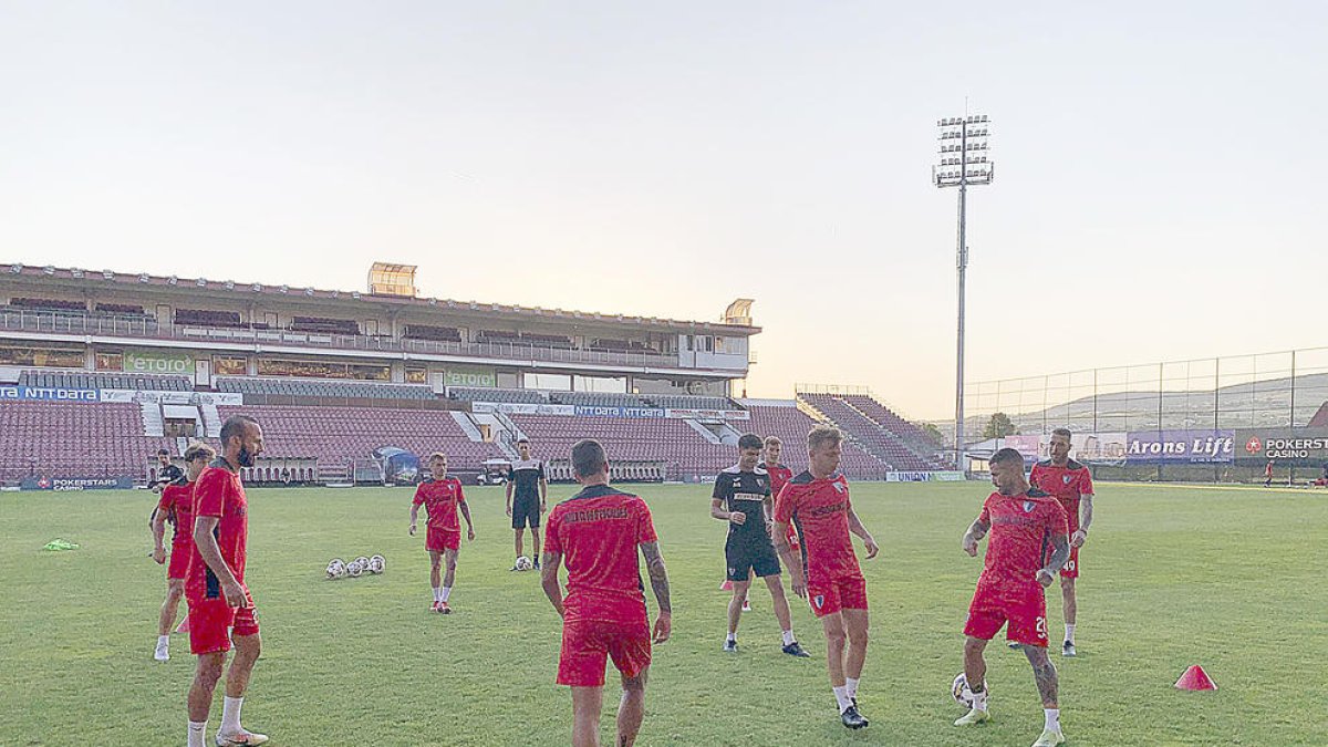 L'Inter es va exercitar ahir a l'escenari del partit.