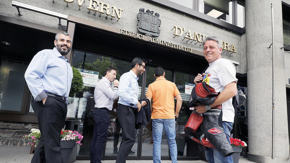 Els representants del rugbi, amb Gerard Giménez del VPC i Jean MarcFlaux, de la FAR, ahir a Govern.