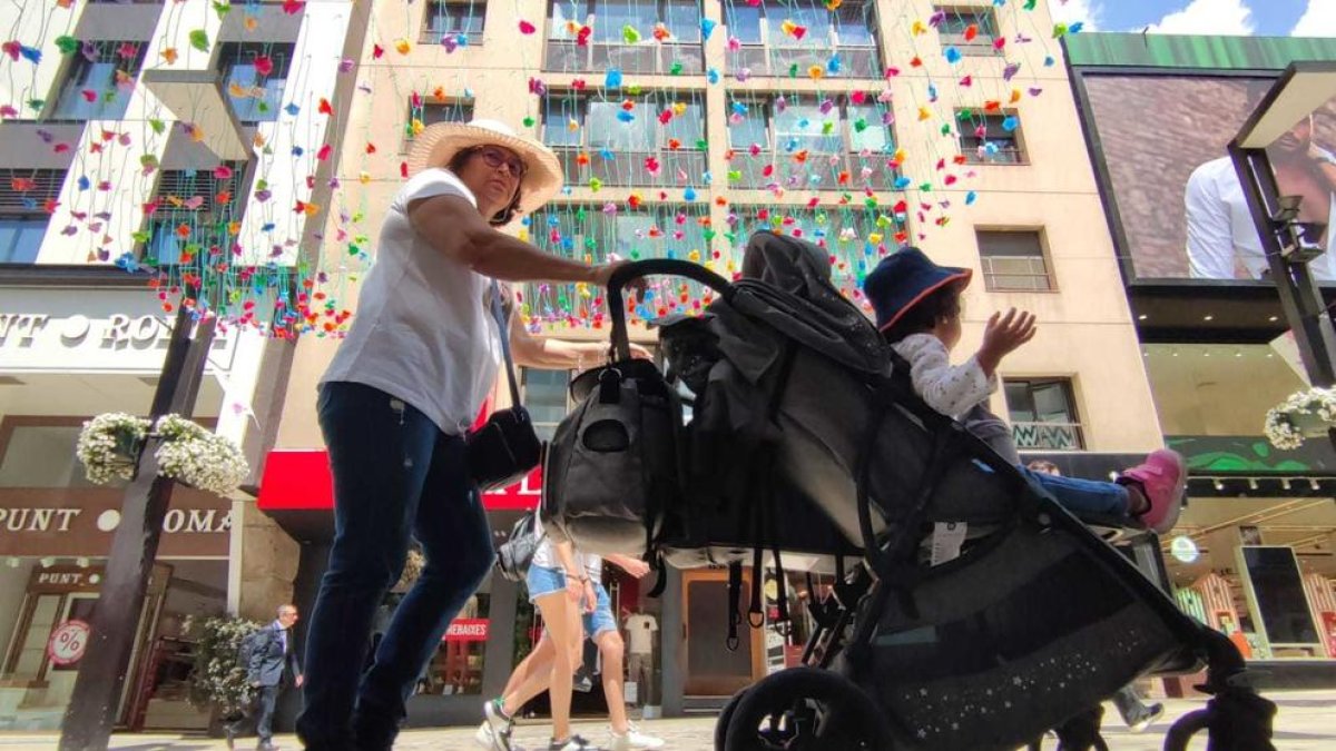 Turistes al centre d'Andorra la Vella