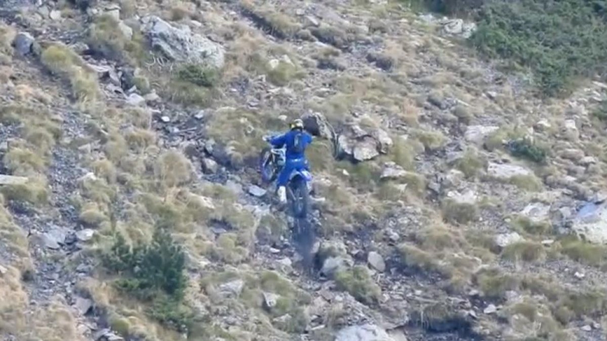 Un motorista fent enduro a la zona de la Peguera el passat cap de setmana
