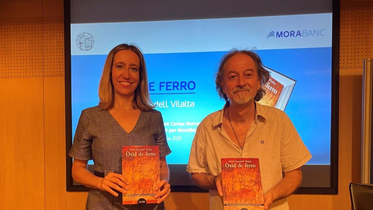 Una membre del jurat, Helena Riera, juntament amb l'autor Albert Canadell