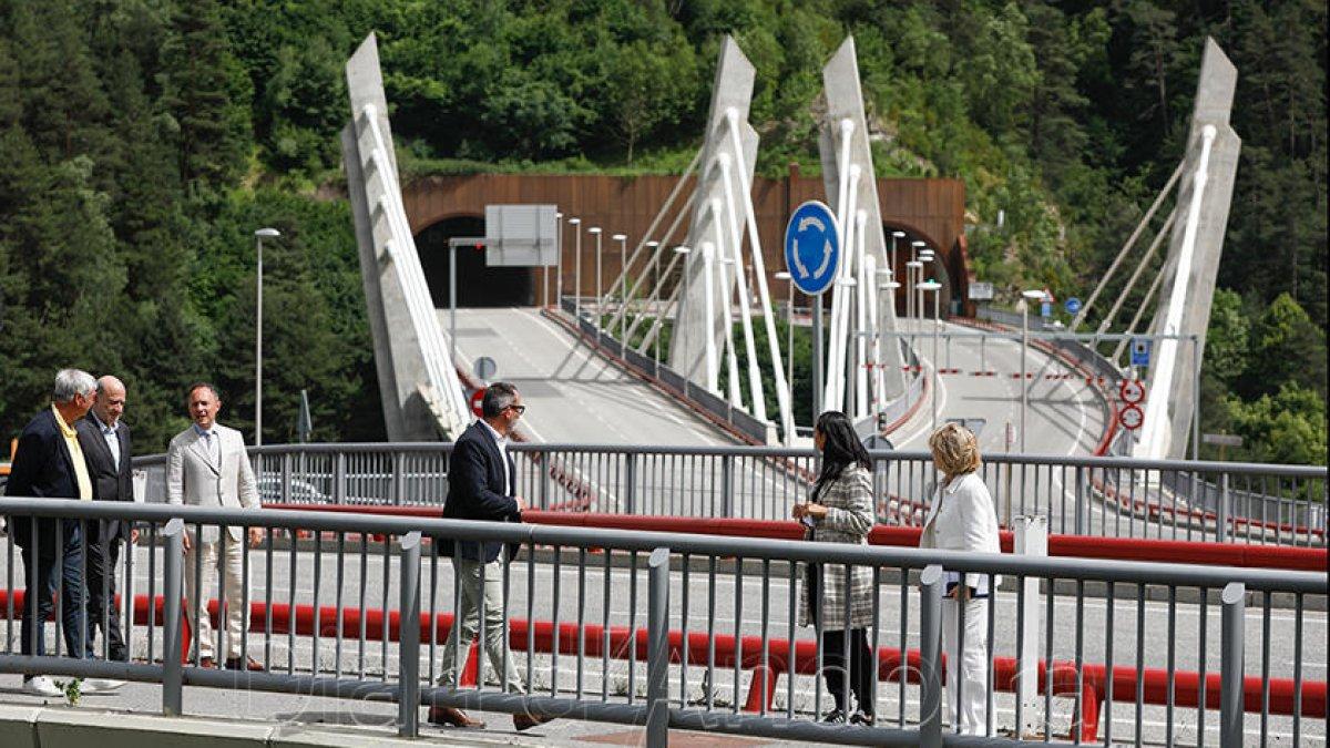 Xavier Espot i la cònsol de la Massana al túnel dos Valires