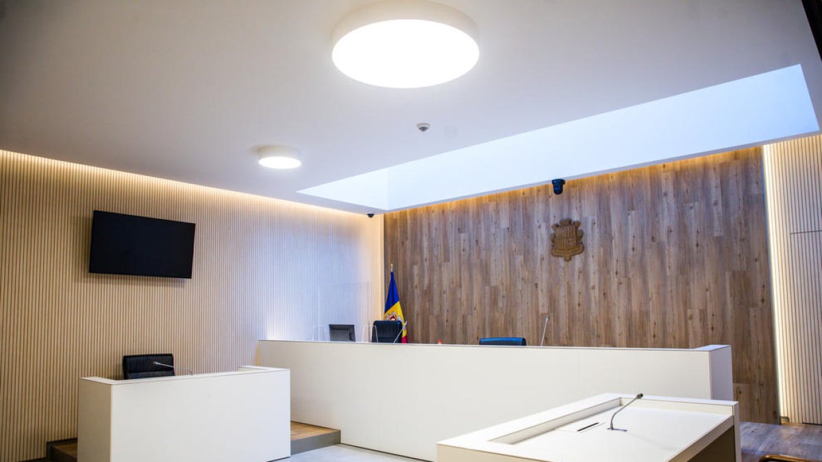 Una sala de vistes de la seu de la justícia.