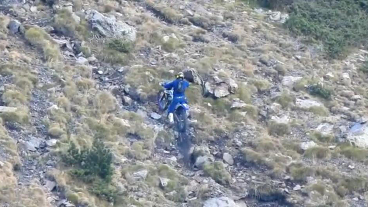 Un motorista fent enduro a la zona de la Peguera.