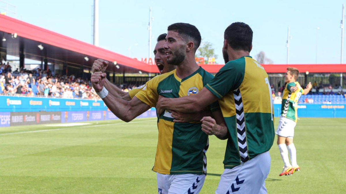 Jacobo González celebra un gol amb el Sabadell.