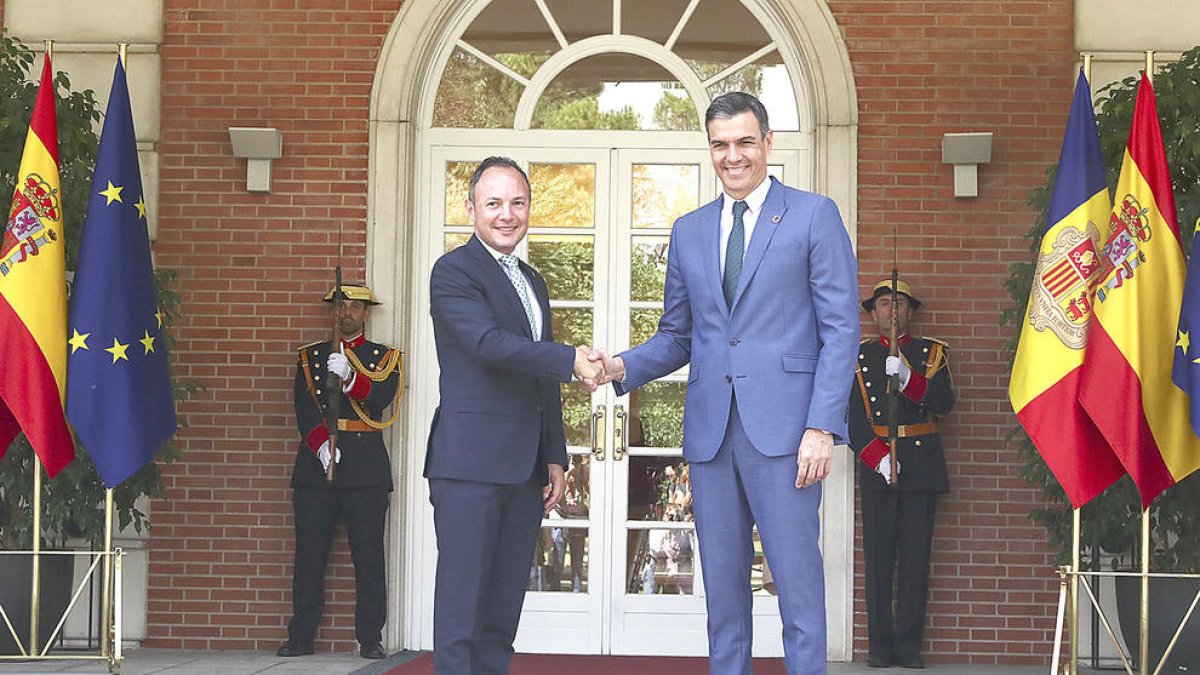 Espot i Sánchez se saluden a les portes de la Moncloa abans de la reunió.