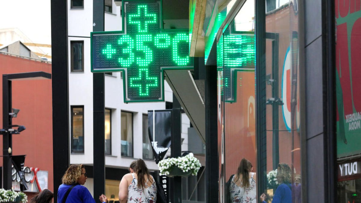 Un termòmetre marcant 35 graus a la capital.