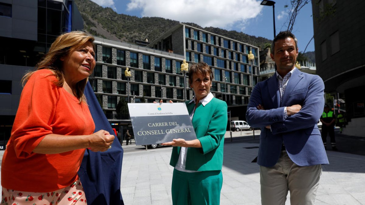 Marsol, Suñé i Astrié amb la placa amb el nom del carrer del Consell General.
