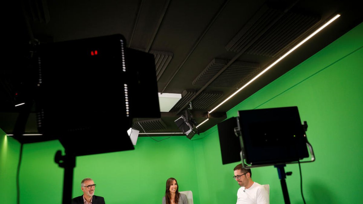 Èric Bartolomé i Oliver Vergés amb la moderadora del debat, Lídia Raventós, al plató de Diari TV.