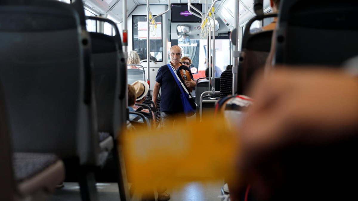 Usuaris del bus el primer dia de gratuïtat.