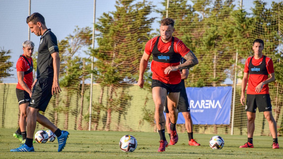 El central Diego Alende, en una de les sessions de treball que l'FC Andorra ha fet a San Pedro del Pinatar (Múrcia).