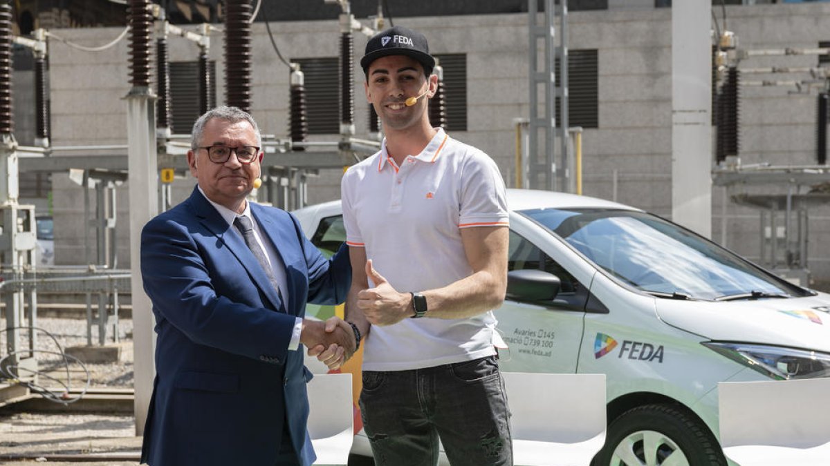 El director de FEDA, Albert Moles i el pilot Raül Ferré