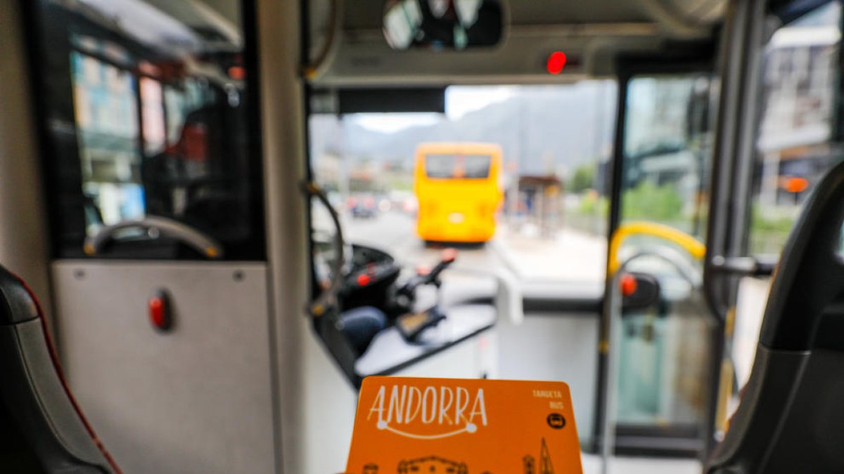 La targeta de l'abonament gratuït dins d'un bus.