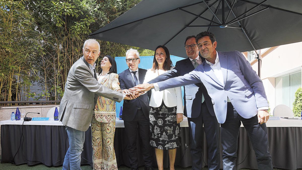 Viladomat, Mas, Camp, Molné, Cornella i Mortés durant l'acte d'anunci de l'acord.