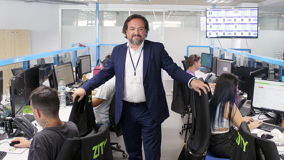 Mejuto posa davant els agents del centre de la Massana d'Espic