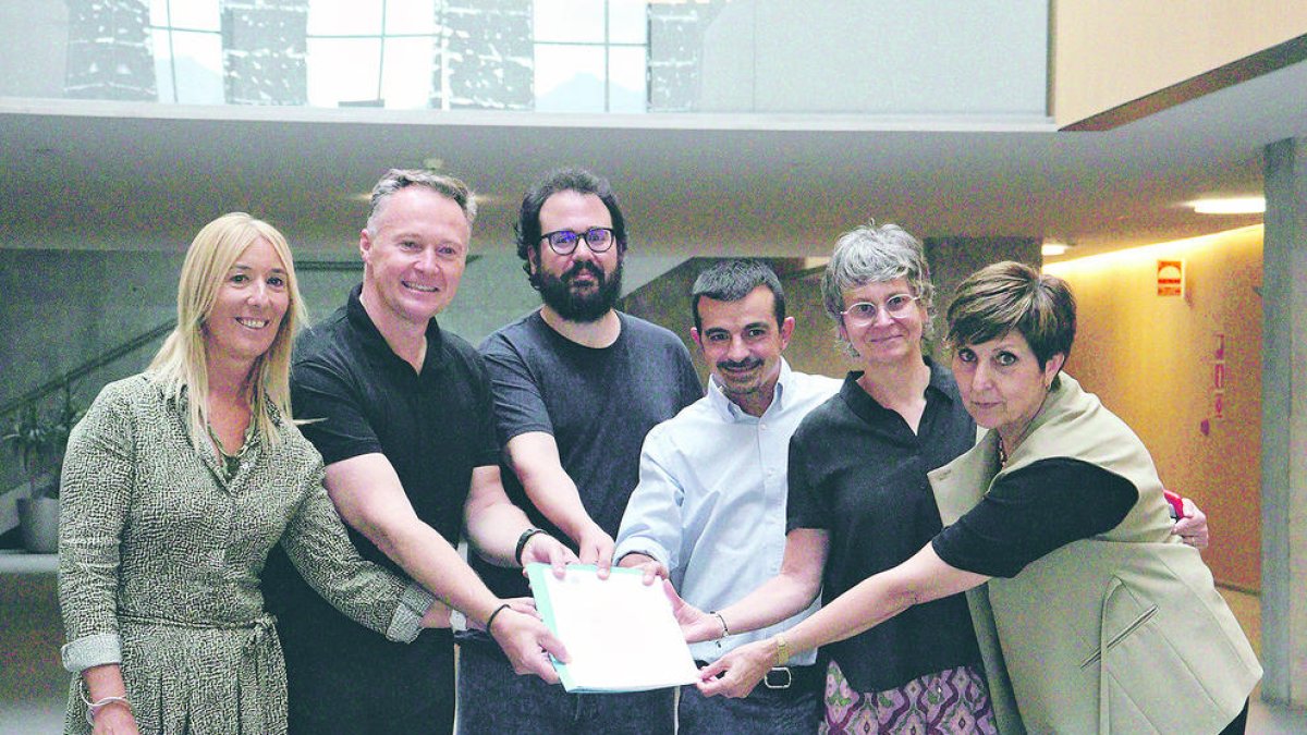 Els consellers escenificant l'acord.