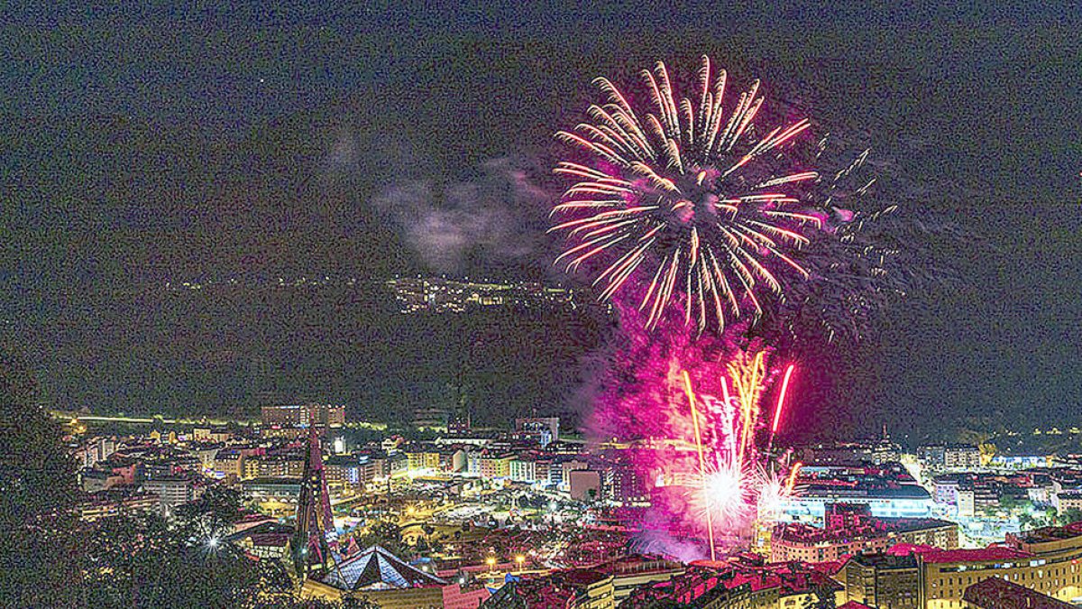 El castell de focs, en una edició anterior de la festa major.