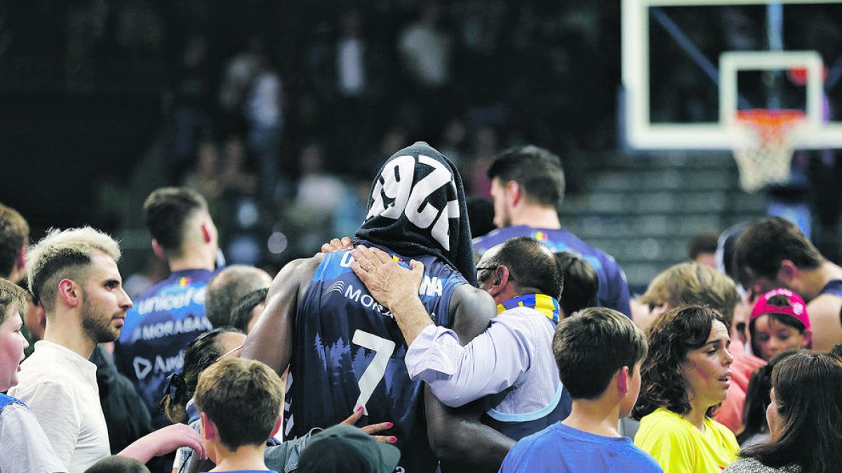 Olumuyiwa, en un duel com a tricolor.
