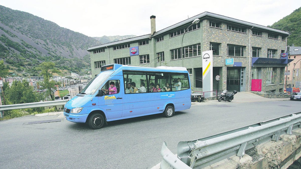 El principal distintiu de l'autobús comunal de la capital era el color blau.