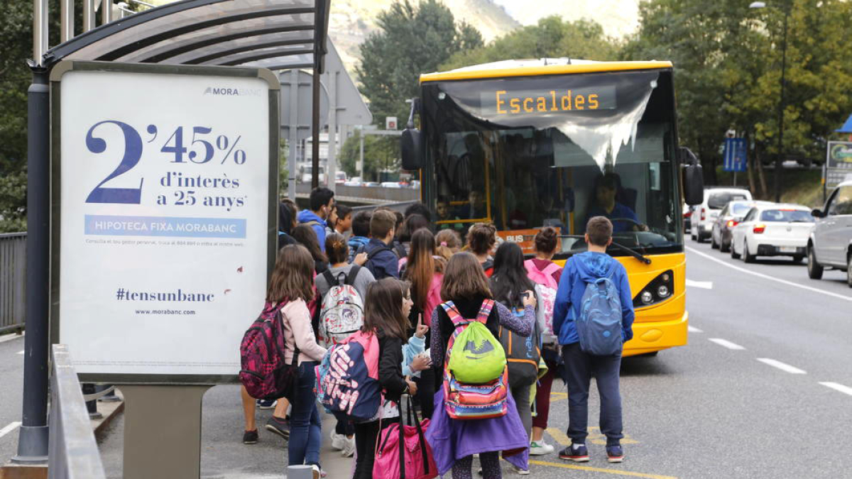 Infants esperant l'autobús escolar