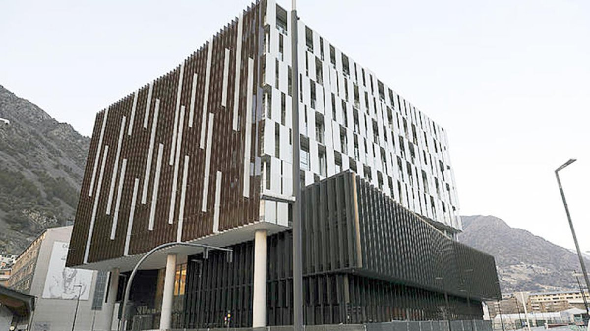 La família resta a l'espera que es practiqui l'autòpsia.