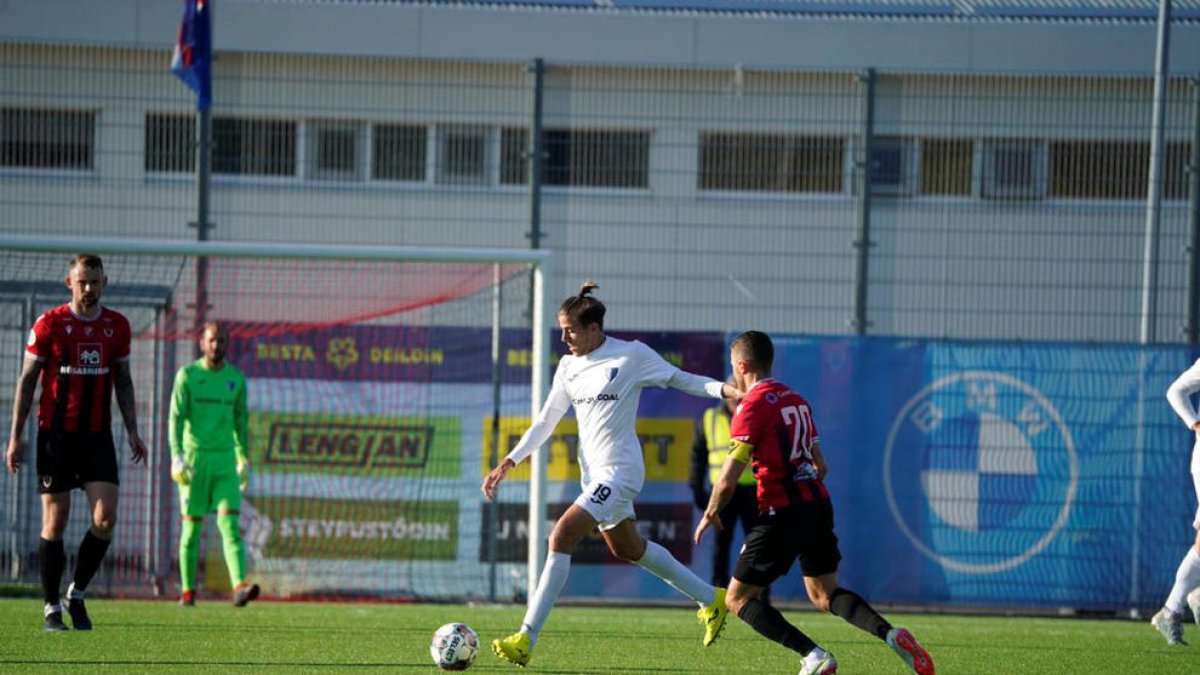 Víctor Martínez amb la pilota al duel entre Inter i Víkingur.