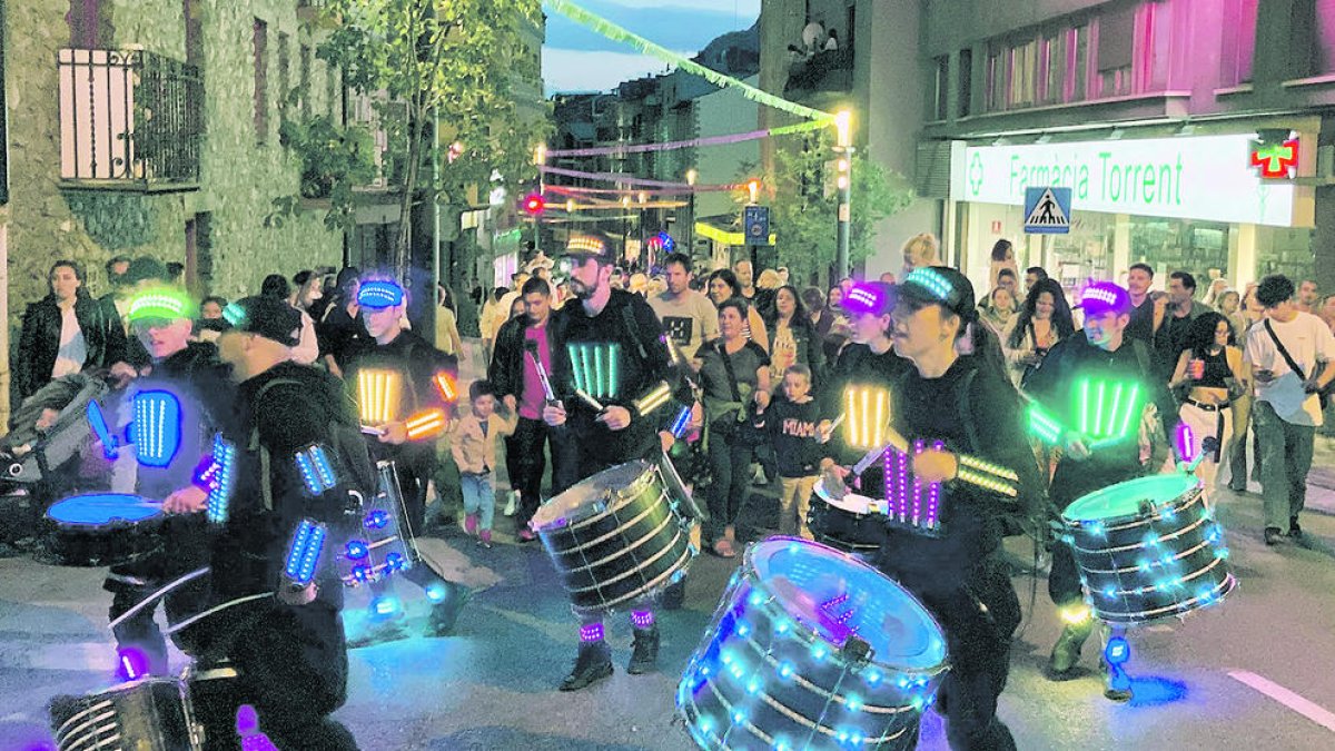 Tabalers liderant la batucada a Encamp.
