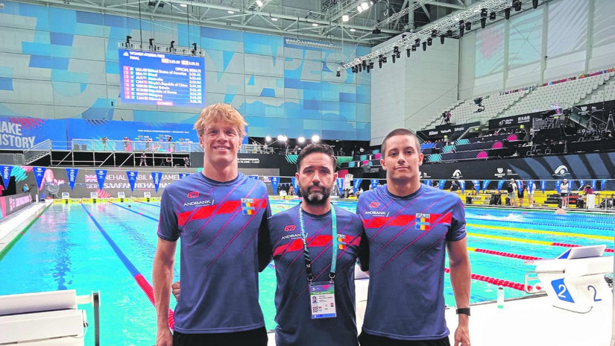 Maltrana, al centre, amb els germans Lomero.