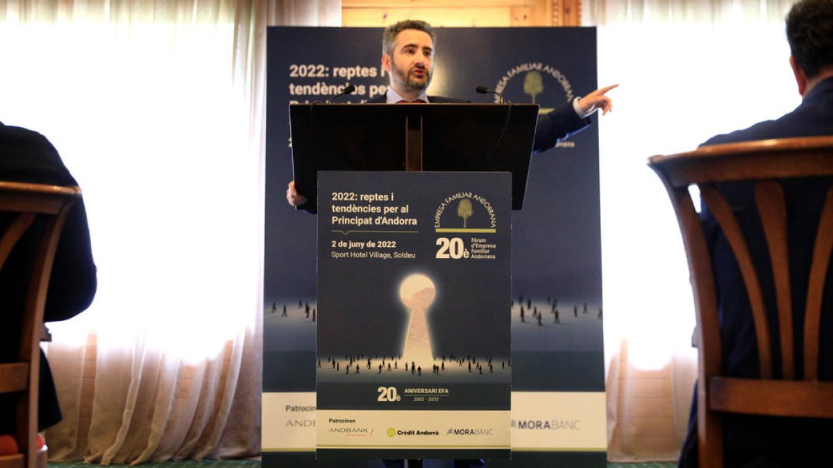 Jover parla sobre la situació financera de l'Estat.