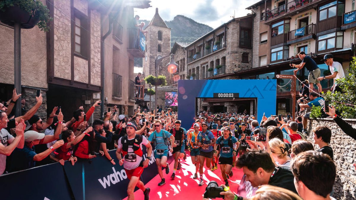 La sortida de la prova a Ordino, amb Miller a la dreta, ahir.