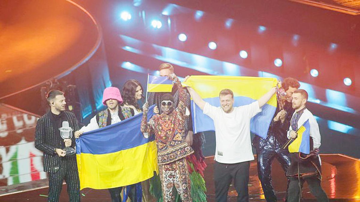 Els guanyadors d'Eurovisió 2022 celebrant el premi.