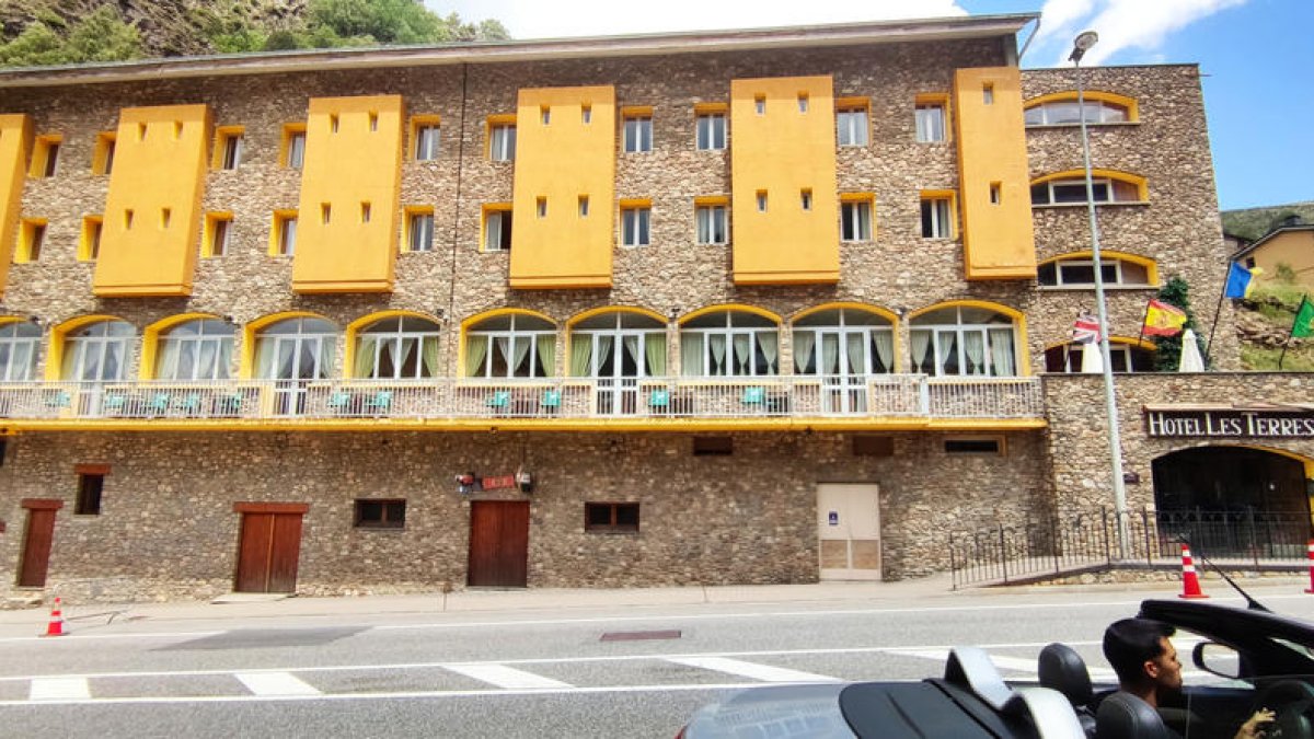 L'exterior de l'hotel Les Terres del Tarter.