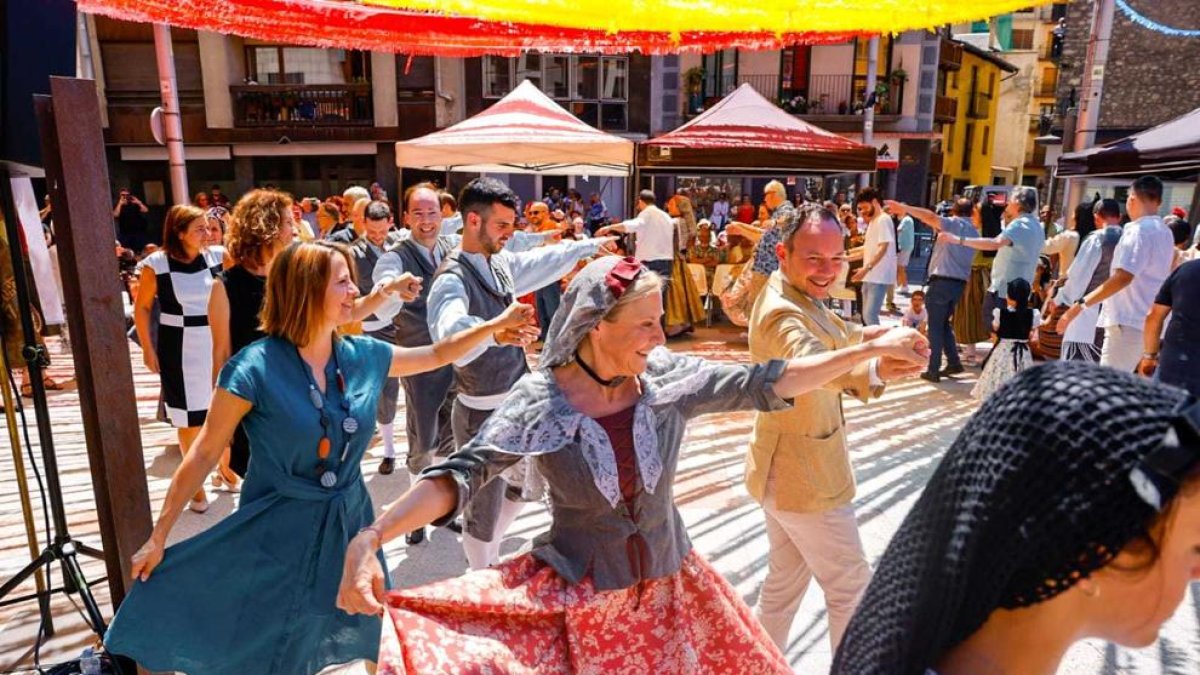 Rosa Gili al ball de festa major celebrant Santa Anna