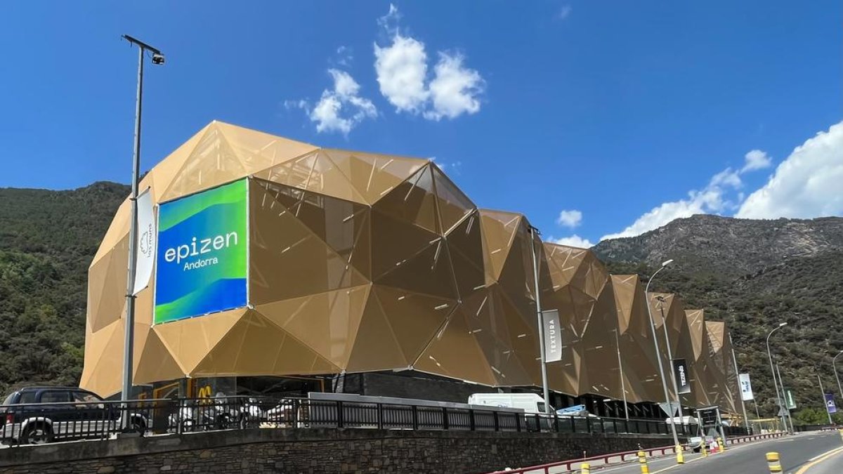 Façana sud del nou centre comercial