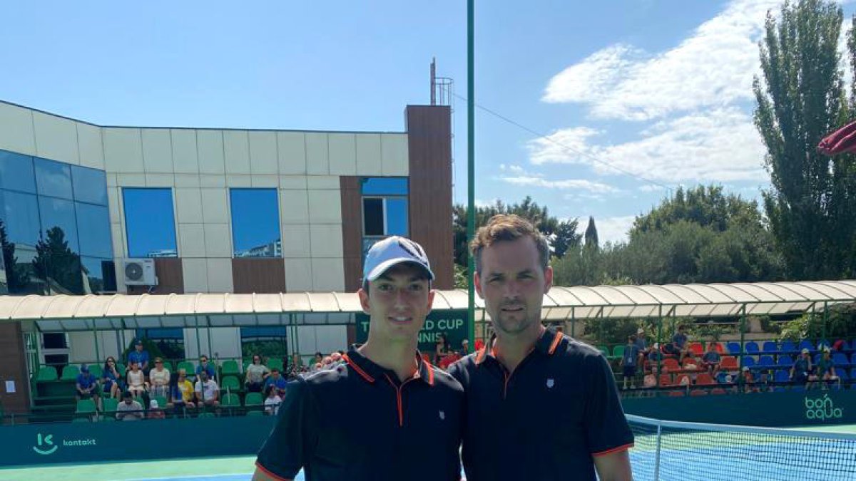 Èric Cervós amb el capità de l'equip, JeanBa Poux.