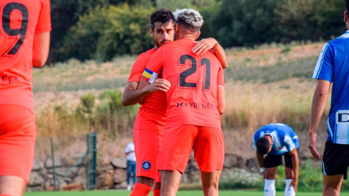 El capità Rubén Bover felicita Iván Gil per un dels seus dos gols, ahir a l'amistós.