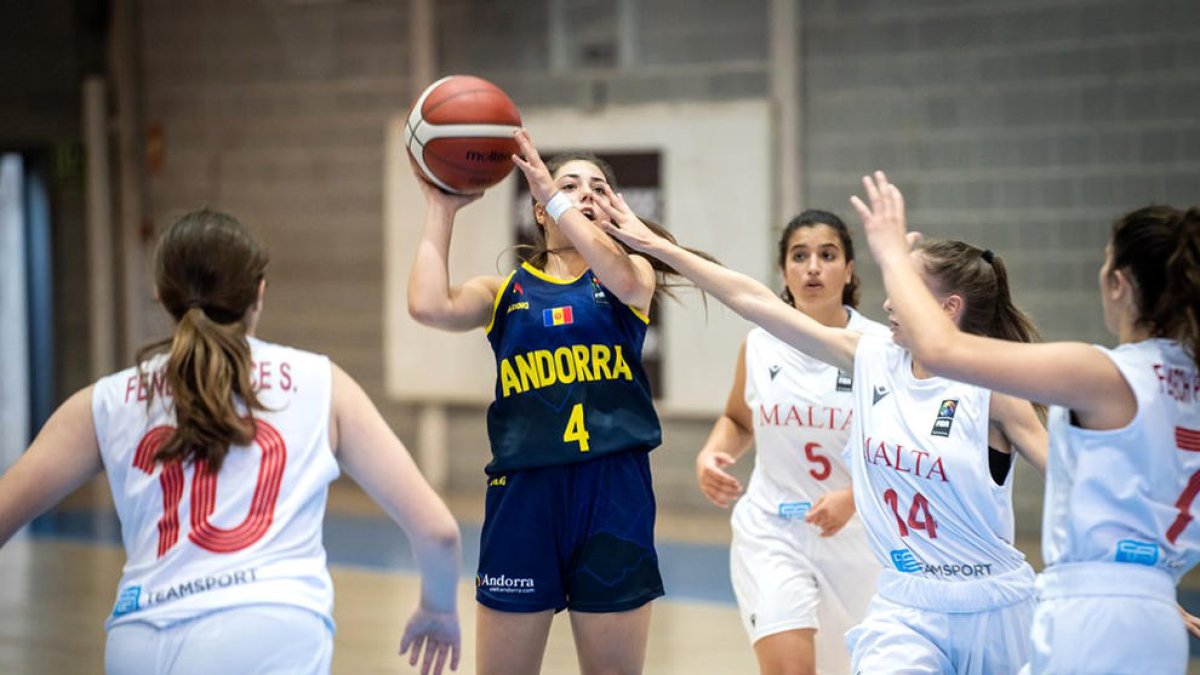 Aina Tena, envoltada de rivals, en una acció ofensiva ahir al pavelló Joan Alay.