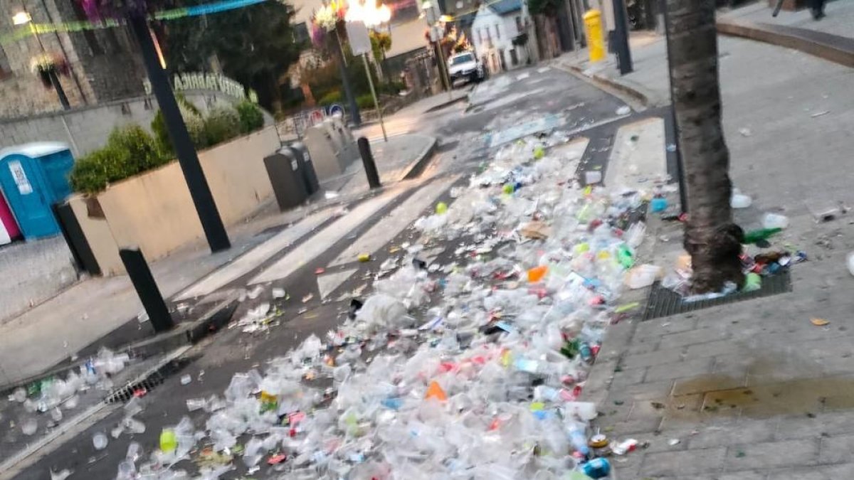 Deixalles als carrers de Sant Julià.