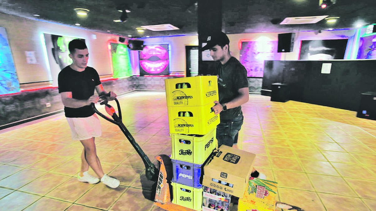 Dos treballadors preparant subministraments a l'Eivissa Experience.