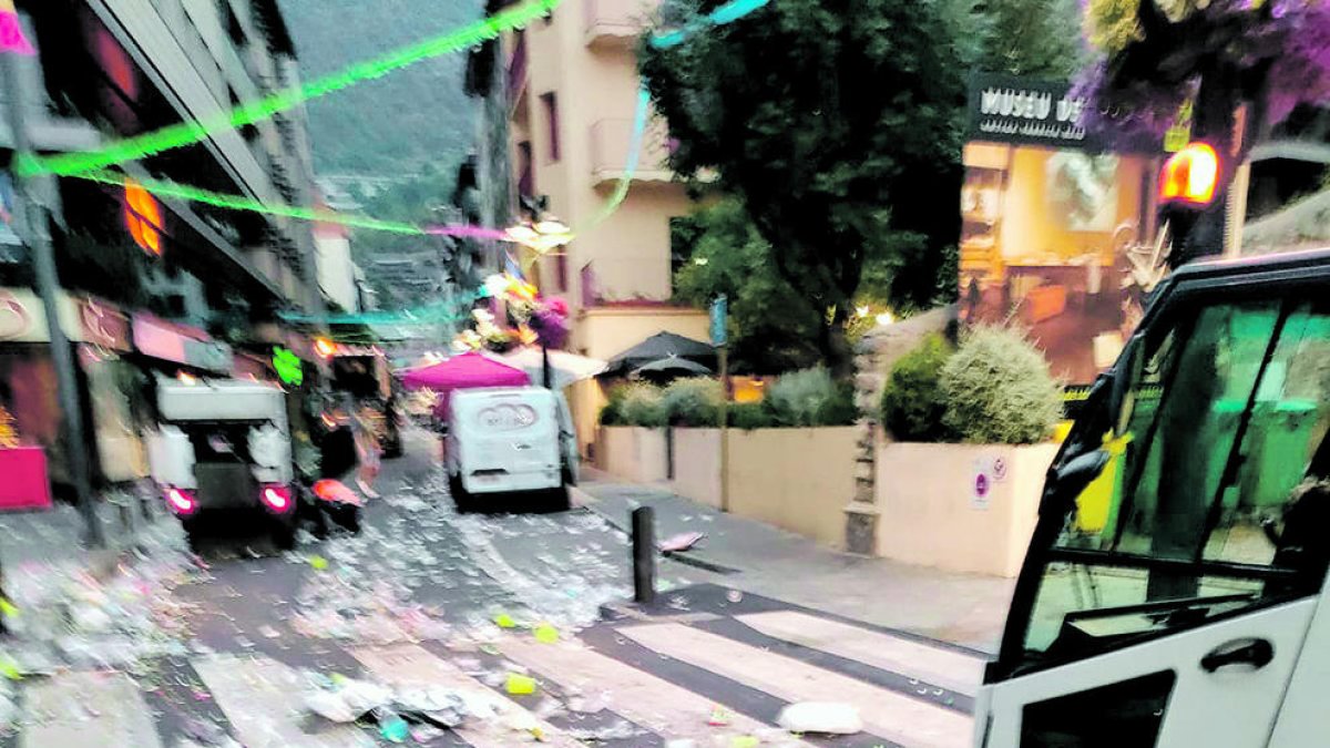 Deixalles acumulades a l'avinguda Verge de Canòlich.