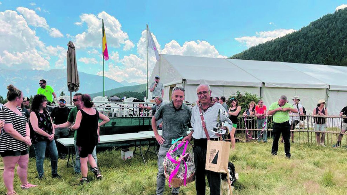 Miquel Adrover i el seu gos Xeco.