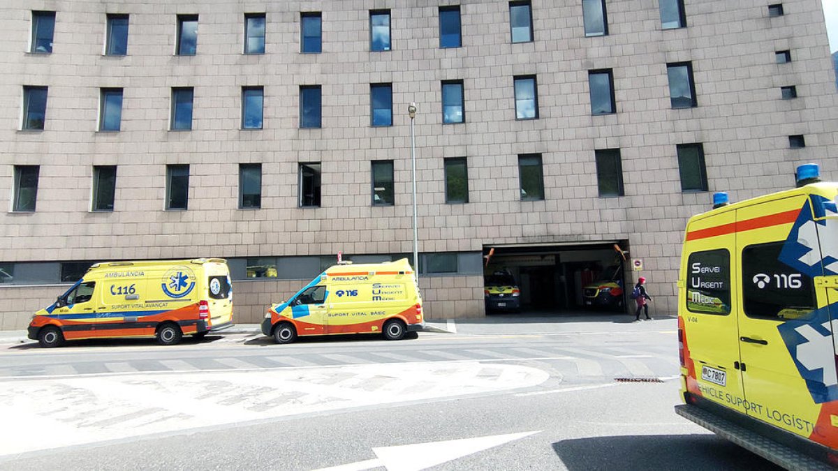 Ambulàncies davant l'hospital.
