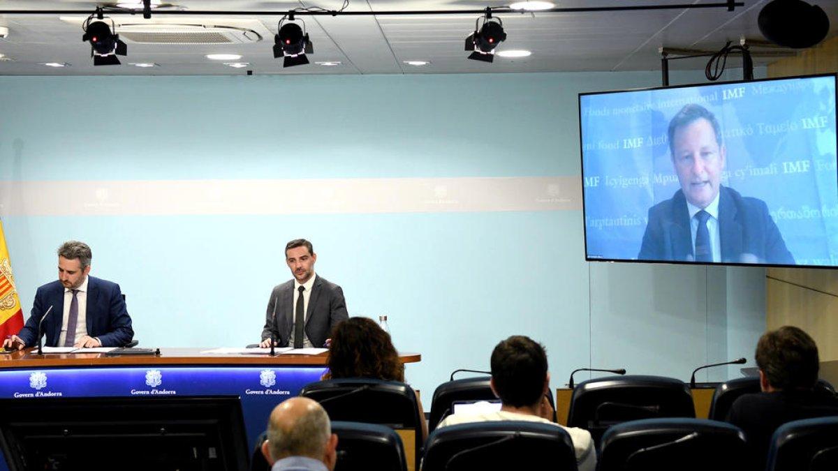 El ministre Eric Jover i Rodolphe Blavy, de l'FMI, la setmana passada en vídeo conferència.