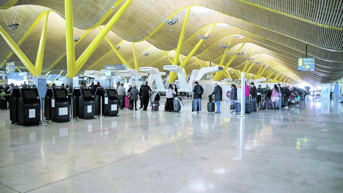 Passatgers a l'aeroport de Madrid.
