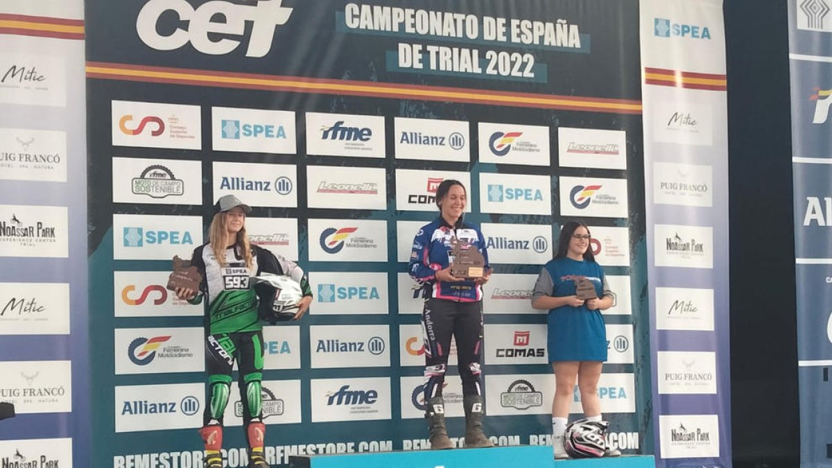 Alèxia Lladó, al centre, durant el podi.