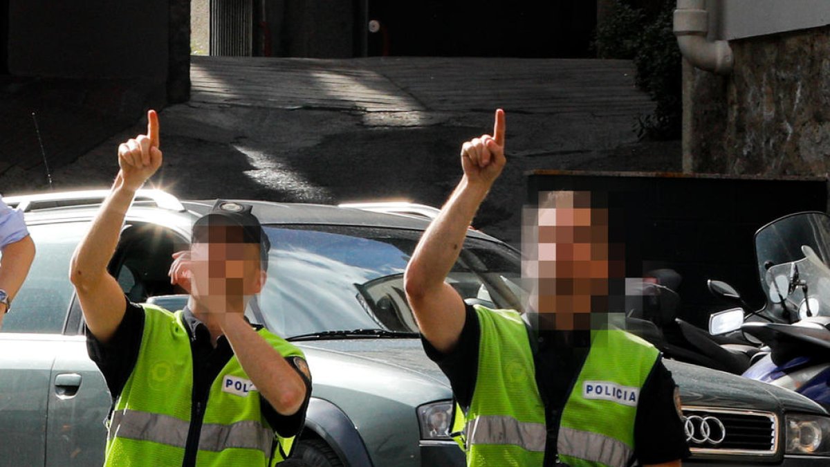 Una patrulla de la policia en una intervenció.